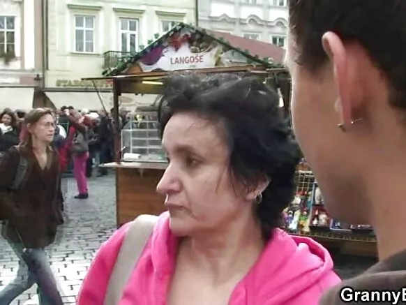Ayeeyo dalxiise ah oo duq ah oo ku boodaya grannies iyadoo niman dhalinyaro ah ay ku wasayaan dikiskiisa.