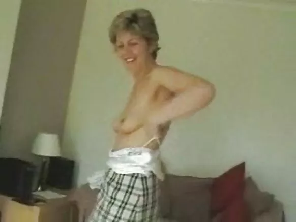 Sarah - Dumar busty iyo timo hiwaayad ah.