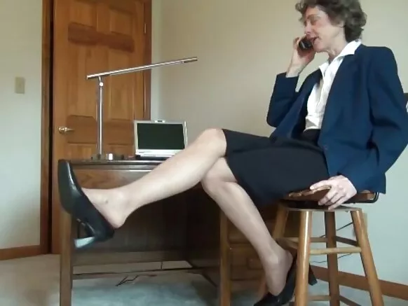 Ayeeyo-weyn ee lesbian-ka kulul ayaa tuubbada cagahooda.