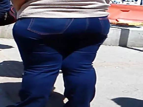 Fiidiyowga xxx ee qaan-gaarka ah ee hooyooyinka lesbian-ka ee leh barida baaluq.