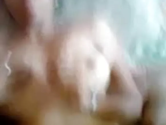 Dhilo Hindi ah oo caato ah oo kacsan leh oo leh ibta naasaha oo qeexan, farxad badan oo soo jiidasho leh ayaa fusa macmiilka.