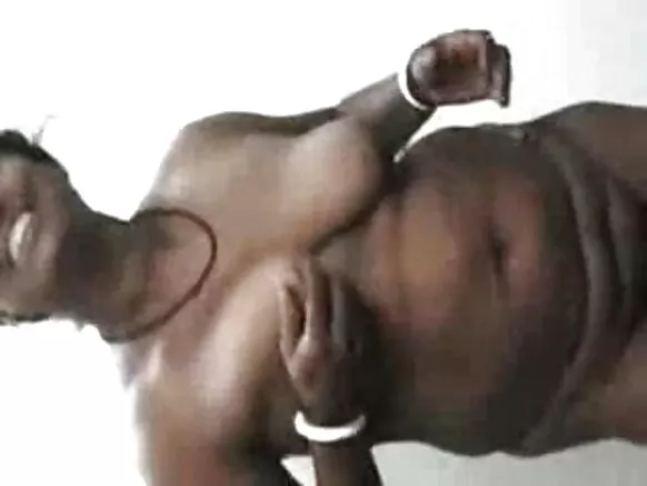 Gabar hooyadeed oo Hindi ah iyo ayeeyo ayaa wasay eedo 1338.