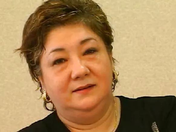 Ayeeyo Jabbaan ah oo leh naaso waaweyn, haween qaangaar ah ayaa ku wasay bandhigga guriga.