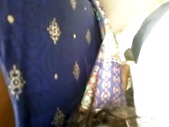 Hooyada Tamilnadu iyo gabadheeda eedo lesbiyaan ah oo aad u mashquul badan oo dhex mushaaxaya meel fagaare ah.