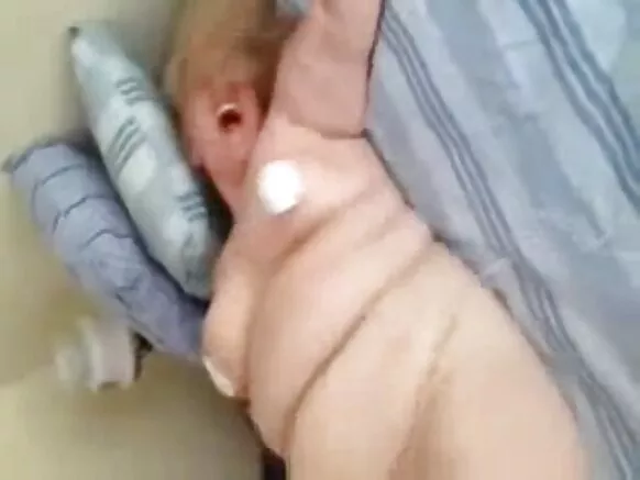 Hablaha hiwaayadda ahi waxay guursadaan rag ka da' yar. Voyeur orgasm ayeeyo weyn.