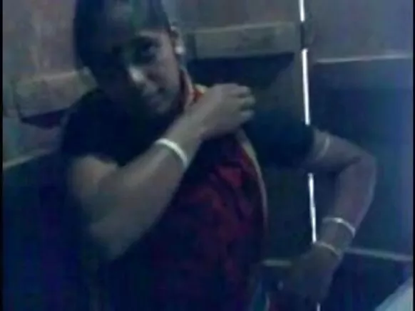 Gabdhaha Tuulada Tamilka ah ee Busty Cum, Eedo Shows Boobs.