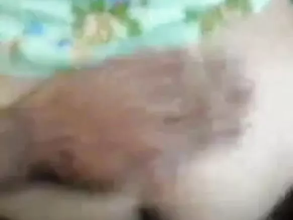 Eedo Aasiyaan ah oo naaso buuran leh ayaa nuugaya oo fuqsada.