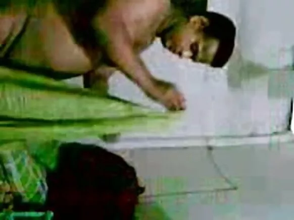 Hooyo Hindi ah oo guri-guri ah oo sariiro ku jirta oo hooyo u galmooday ninkeeda.
