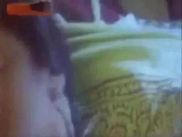 Hindi kulul oo bislaaday eeddo kacsan oo isku dayaysa inay qanciso macmiilkeeda huteelka.