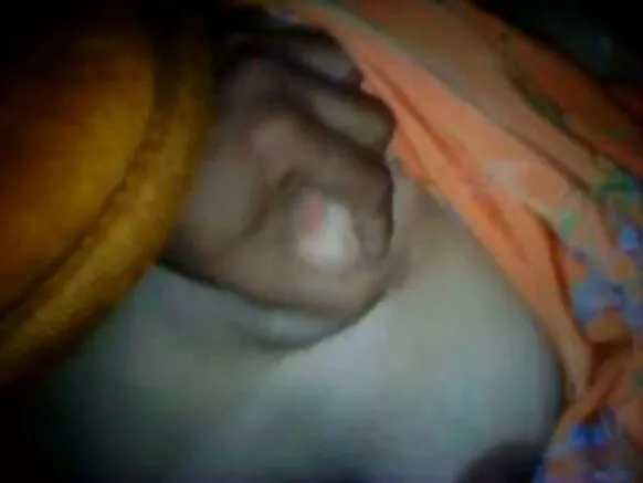 Eedo reer koonfureed ah oo caqli badan waxay caawisaa hooyada ninkeeda saaxiibkeed xilliga wasmada.