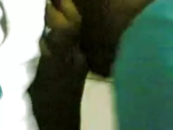 Video call gabar xxx, qaraabo kiil, hooyo, wiil, habar hindi oo tusa naaska eedo, diyaarinaysa macmiilkeeda.