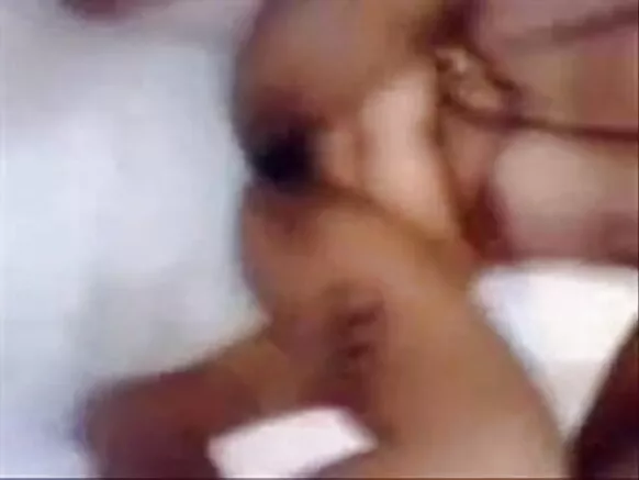 Lammaanayaal guri galmo ah oo naago waaweyn oo hindi ah oo bislaaday waso. Eedo xishood badan.