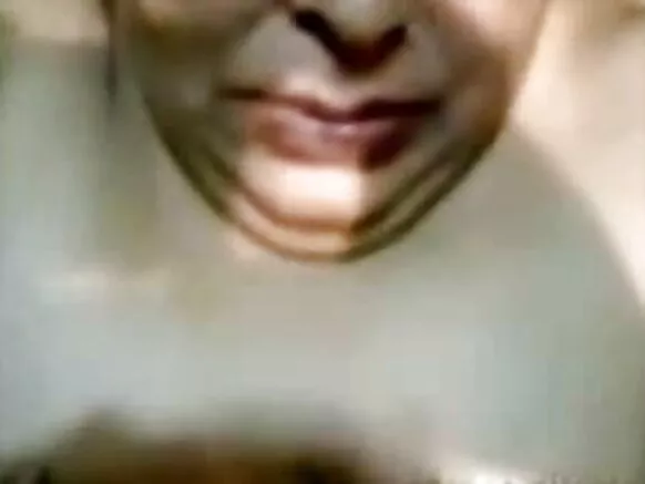 Eedo Hindi ah ayaa siisa muuqaalo kacsi waji ah oo dumarka qaangaarka ah.