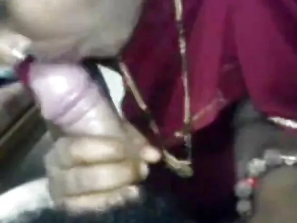 Muuqaal qaawan oo Hindi ah oo guri-guri ah oo ay la socdaan dumar ka waaweyn oo saris cas ah.