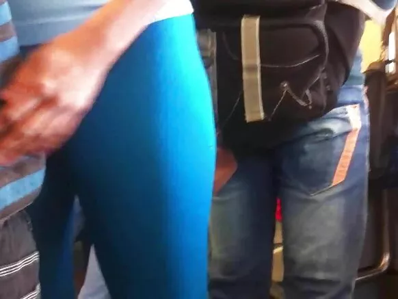 Islaan aad u qani ah oo leh grannies timo leh oo buluug ah lycra.