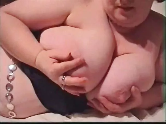 Wuxuu ku ciyaaraa bbw duug ah oo dameer weyn leh.