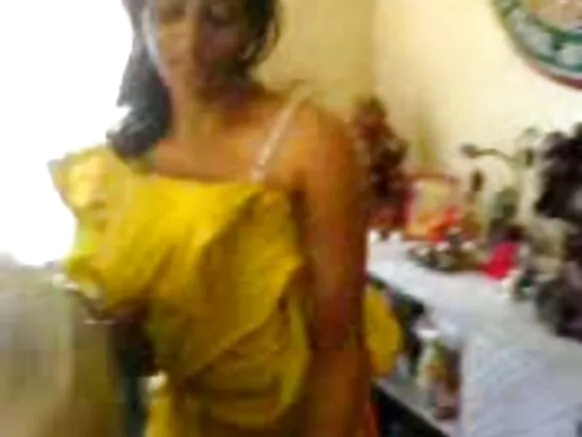 Gabadha Hyderabad waxay damacday cis naago duq ah xxx kamarado qarsoon.
