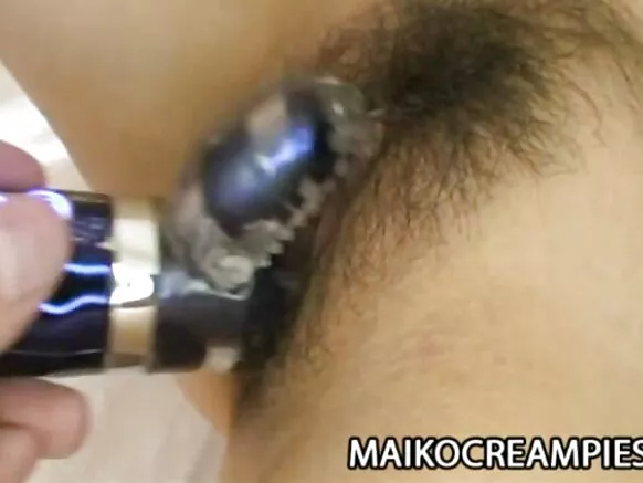 Baaluq Japanese ayaa u galmooda grannies kulul, maxsiyada hooyadeed ayaa qoto dheer qoto dheer.
