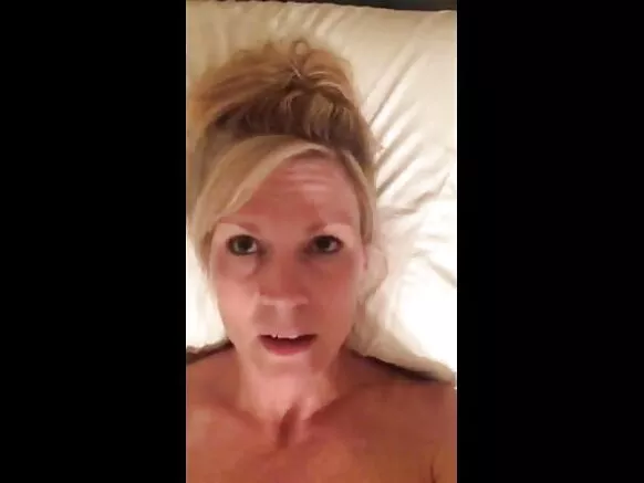 sexy hot MILF ayaa is diiwaan galisay iyada oo ka hadlaysa muuqaal wasakhaysan oo guriga lagu sameeyo oo dumarka qaangaadhka ah ay wasayaan.