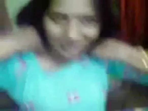 Hindiya oo kacsi badan tuulada bhabi ayaa markii ugu horeysay naag dabada ka qaaday haweeney guri oo ay saaxiibo yihiin.