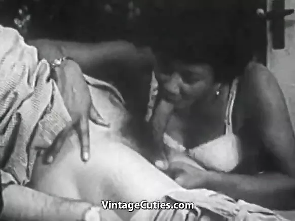 Futada qumman, naag kulul oo qaan-gaar ah oo ku labisan dharka dharbaaxada sexy, 1950-meeyadii.