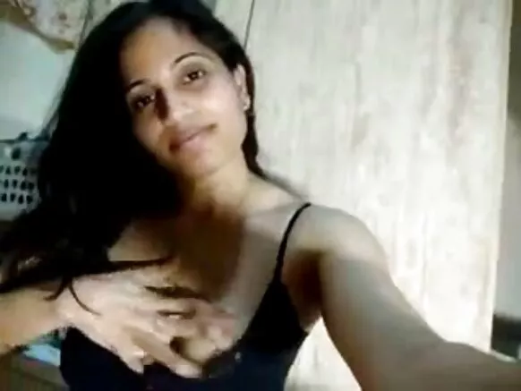 Caanaha Hindida ayaa ku ciyaaraya gabadh iswidhish ah oo naafo ah.