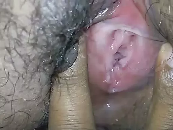 Hindida Desi Milf oo fuday xiniinyaha dhogorta kulul ee haweeneyda kulul iyadoo taabanaysa kintirka.