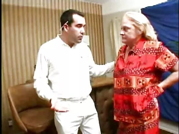 Grannies siinaya hooyada iyo gabadheeda shaqo dharbaaxo ah.