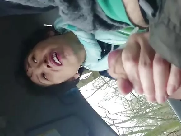 Hiwaayad duug ah oo baabuur Asian ah oo shaqo gacanta ah.