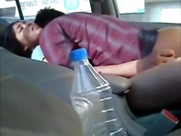 Ku dhex fuushan gaadhigayga, muuqaalo guri lagu sameeyay oo ay la socdaan dad qaan-gaadh ah oo lagu dhejiyay daawasho bilaash ah.