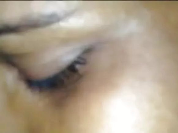 Gabadh bislaatay oo saddex-gees ah oo baaluq leh.