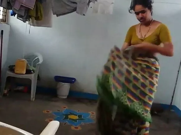 Kilkilaha timaha desi wuxuu xidhaa saari-gacanka lesbian Isbaanishka ee qaan gaadhka ah qubays ka dib.