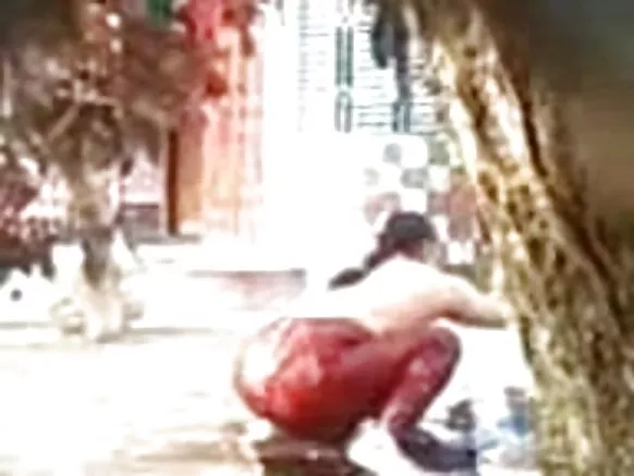 Eedado Chubby oo musqusha ku jirta ayaa duubtay haween reer Mexico ah xxx oo wata kamarad qarsoon.