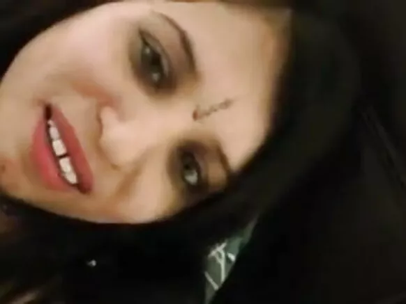 Kacsi hiwaayad ah xaas Hindi ah oo ku jirta saari Isbaanish ah oo qaan gaadhay.