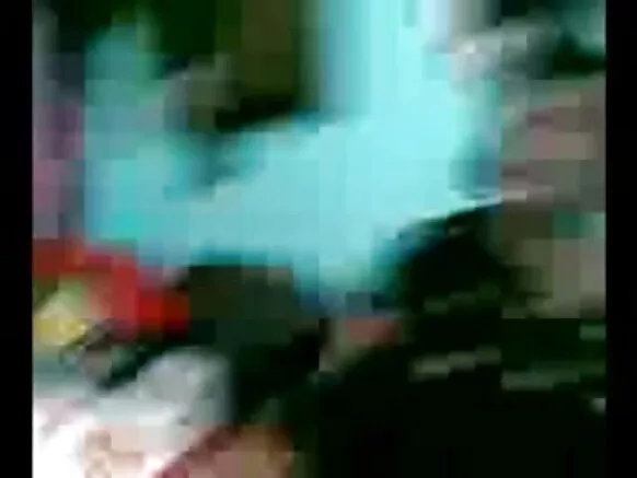 Wiil Hindi ah oo isku dayaya inuu jaceylkiisa la baashaalo isagoo daawanaya muuqaalo bilaash ah oo ay ka mid yihiin gabdhaha ayeeyo u wasayaan eeddo sir ah oo naaso waaweyn wadata.