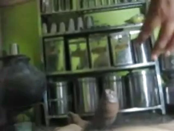 Duq duq ah oo buuran oo dhogor badan dhuuqaysa koonfur hindi eedo oo u diyaarisay lamaanaheeda wasaq.