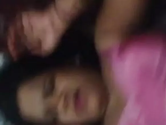 Eedo Hindi ah oo qaan gaar ah oo si adag u naago ka weyn oo muqaal wasaya.